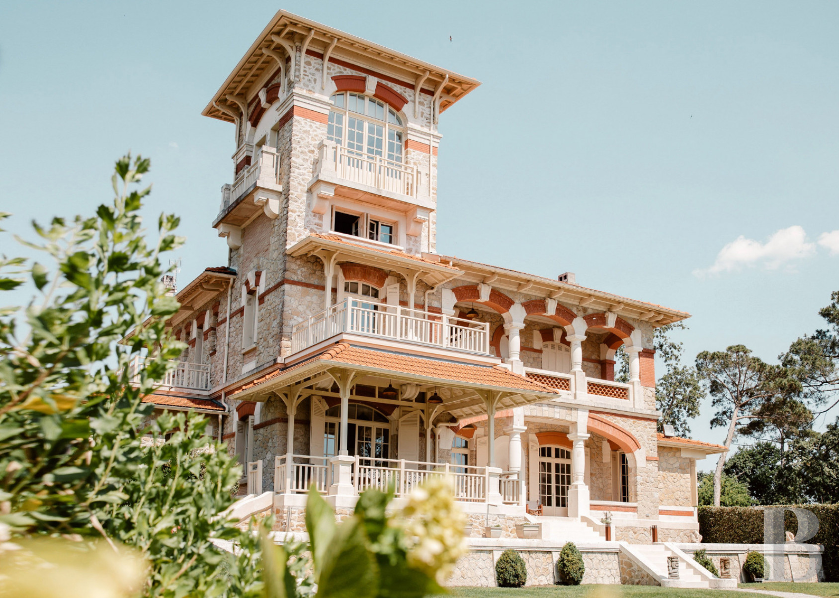 An early 20th-century villa with Italian accents in Lanton, in the Arcachon basin - photo  n°1
